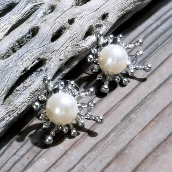 Abstract Art Silver Off White Starburst Glass Pearl Platinum Plate Stud Earrings - Picture 2 of 8